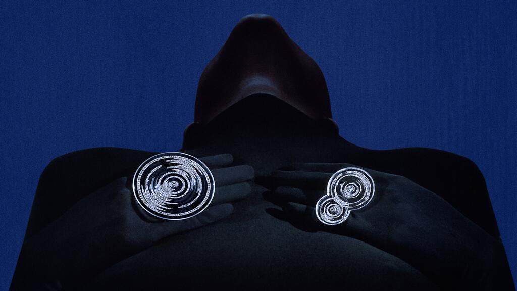 “Ondes” rings with a 1.02-carat round diamond at the center along with rock crystal and pavé diamonds set in 18-karat white gold Ondes Rings